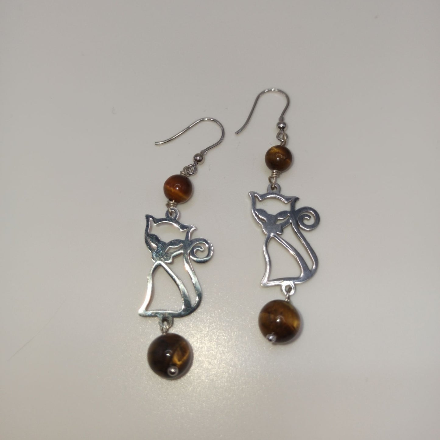 Orecchini in argento con pietra e pendente gatto