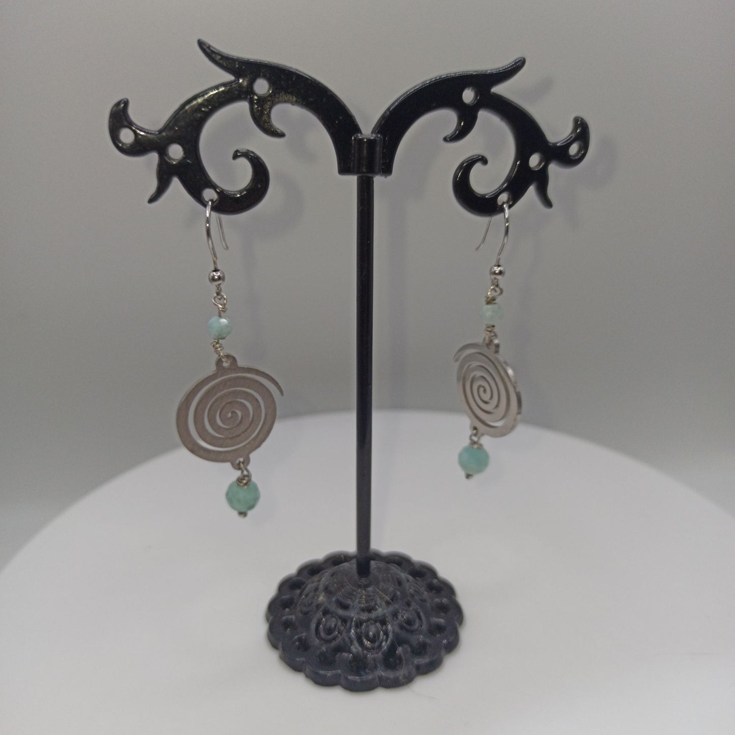 Orecchini in argento con pietra e pendente spirale