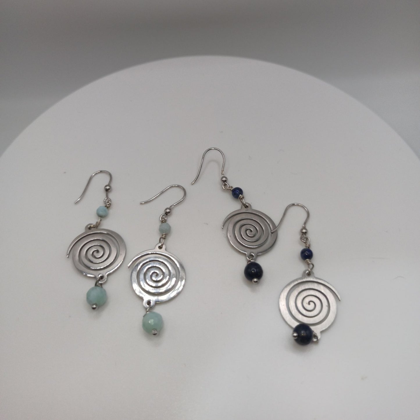 Orecchini in argento con pietra e pendente spirale