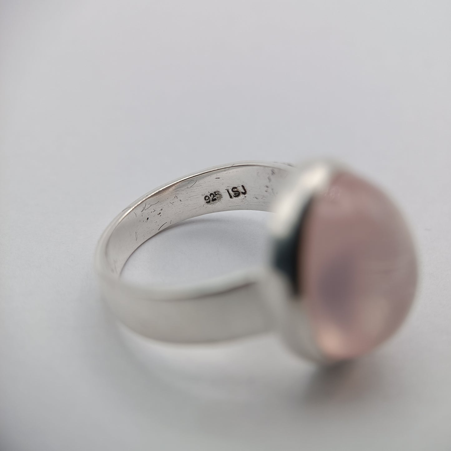 Anello in quarzo rosa e argento 925. Dettaglio del timbro 925