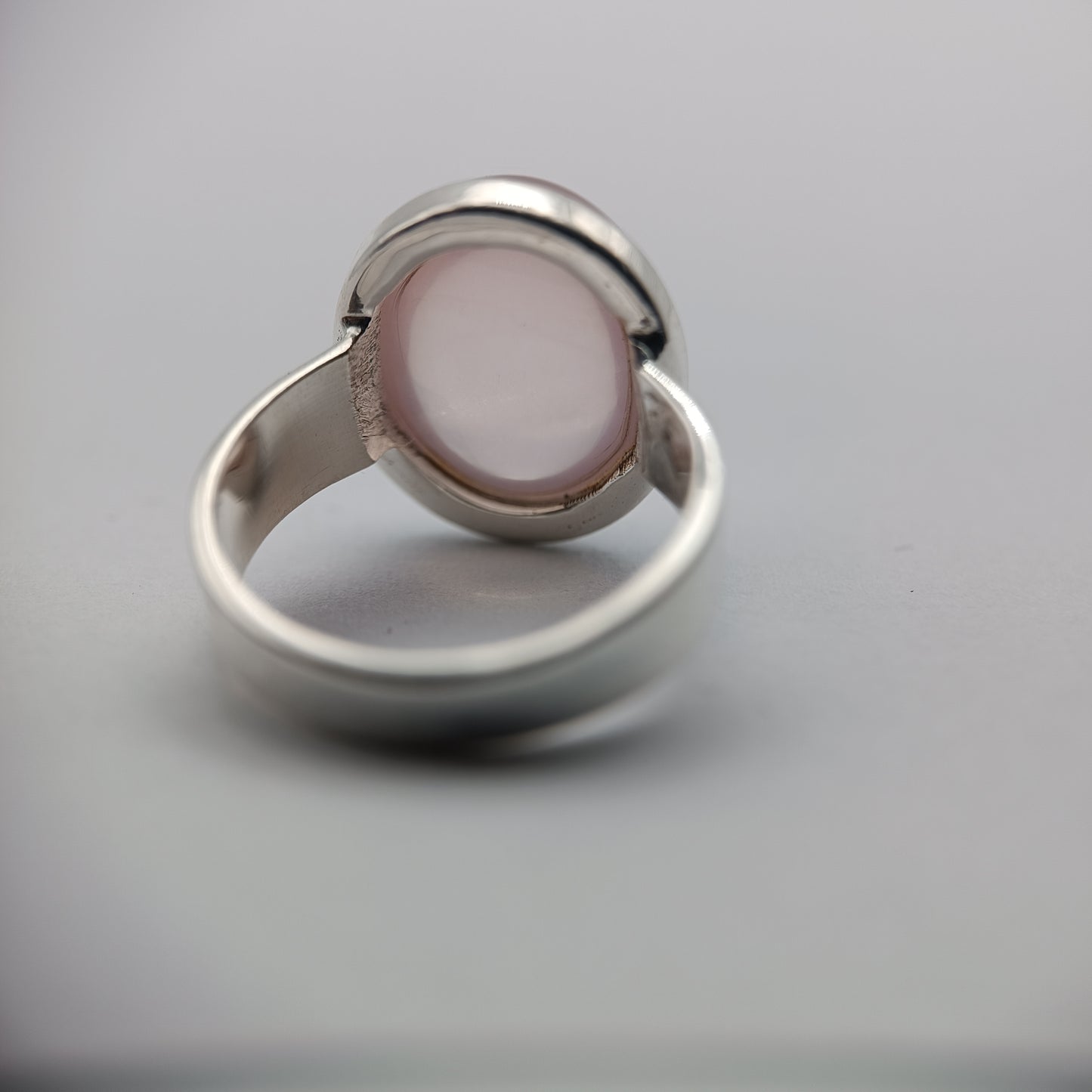 Anello in quarzo rosa e argento 925. Dettaglio della montatura e della pietra in trasparenza.