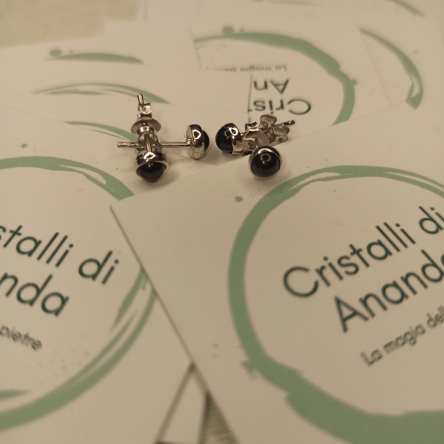 Orecchini studs a lobo con Agata nera. Dimensione cinque millimetri.