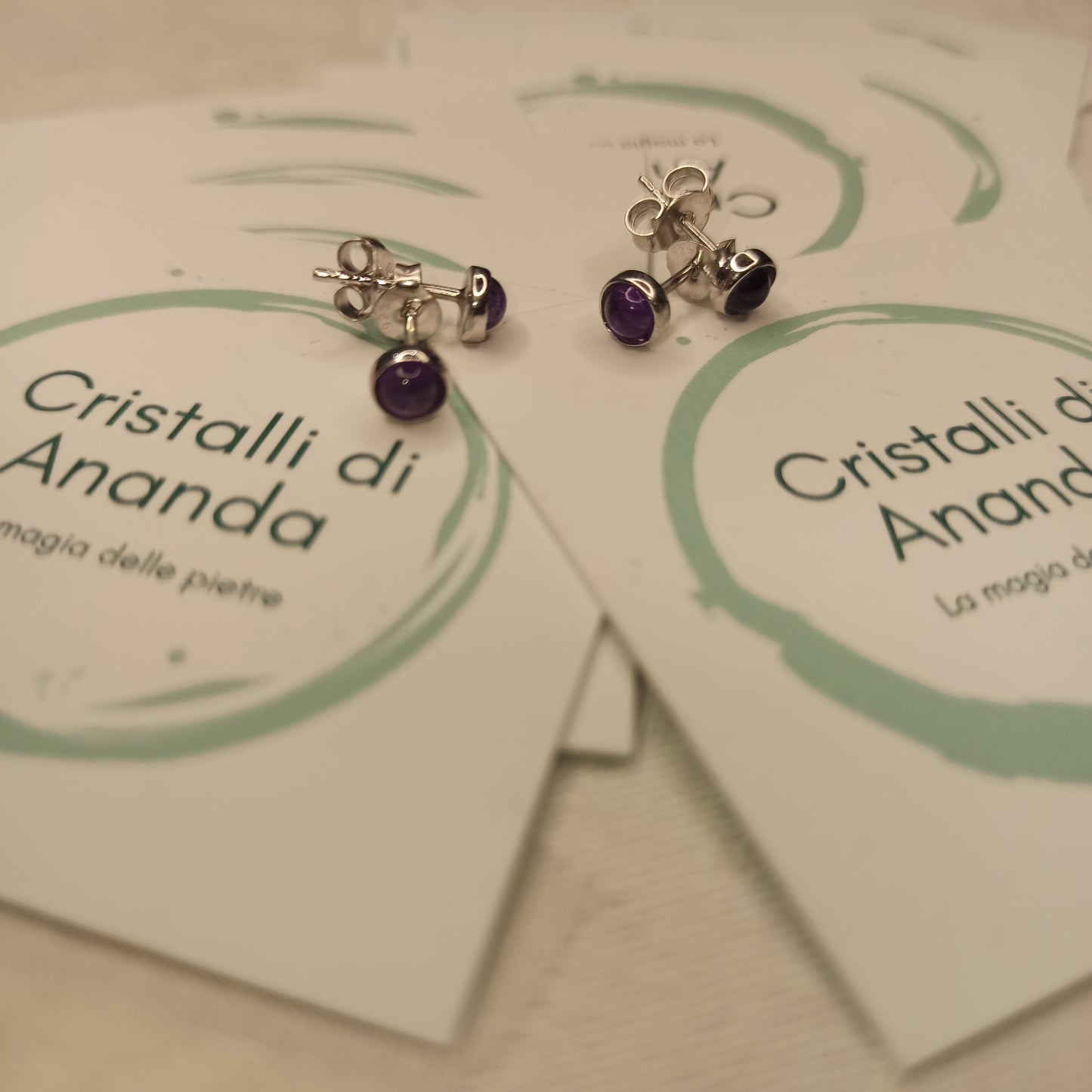 Orecchini studs a lobo, cinque millimetri. Colore viola. Argento 925