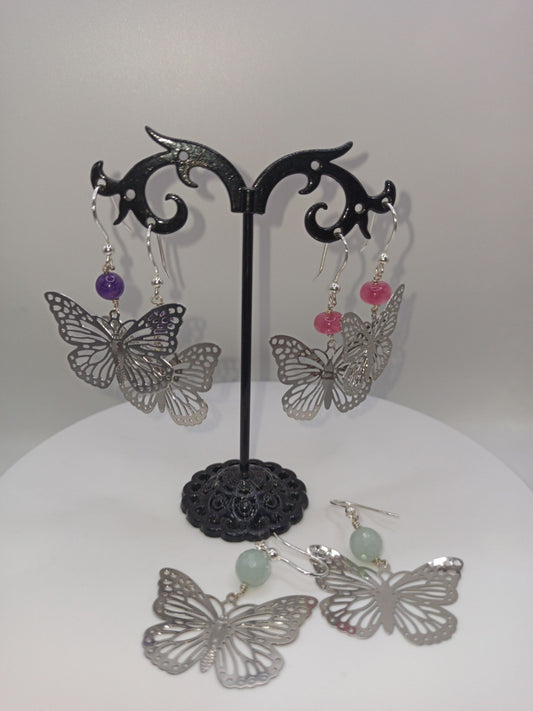 Orecchini in argento con pietra e pendente farfalla